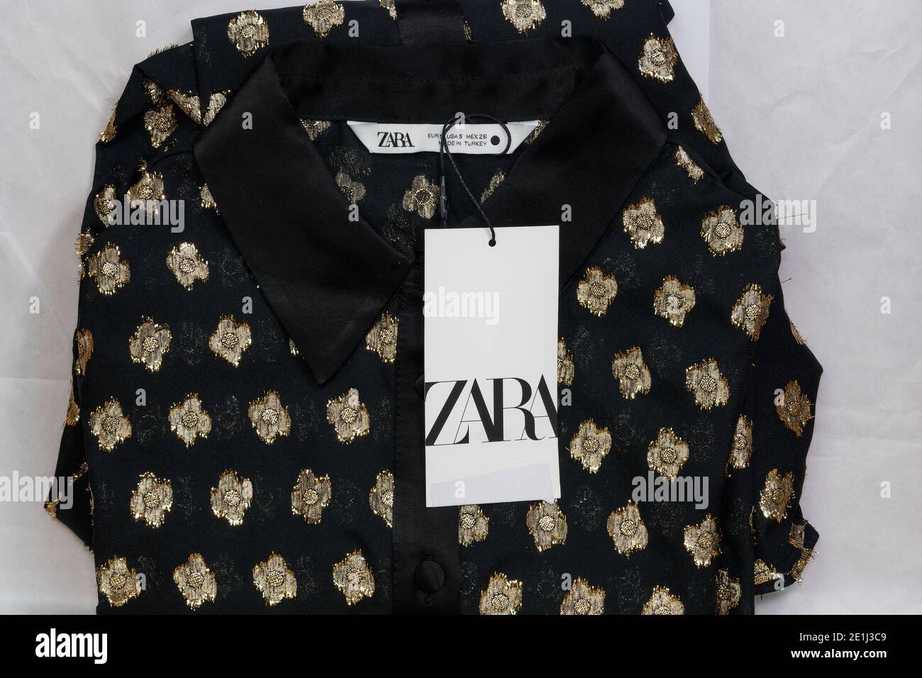 Zara spanische Kleidung Marke Online-Lieferung. Paket mit Inditex Händler  gefaltetes Shirt mit Firmenlogo bestellen Stockfotografie - Alamy