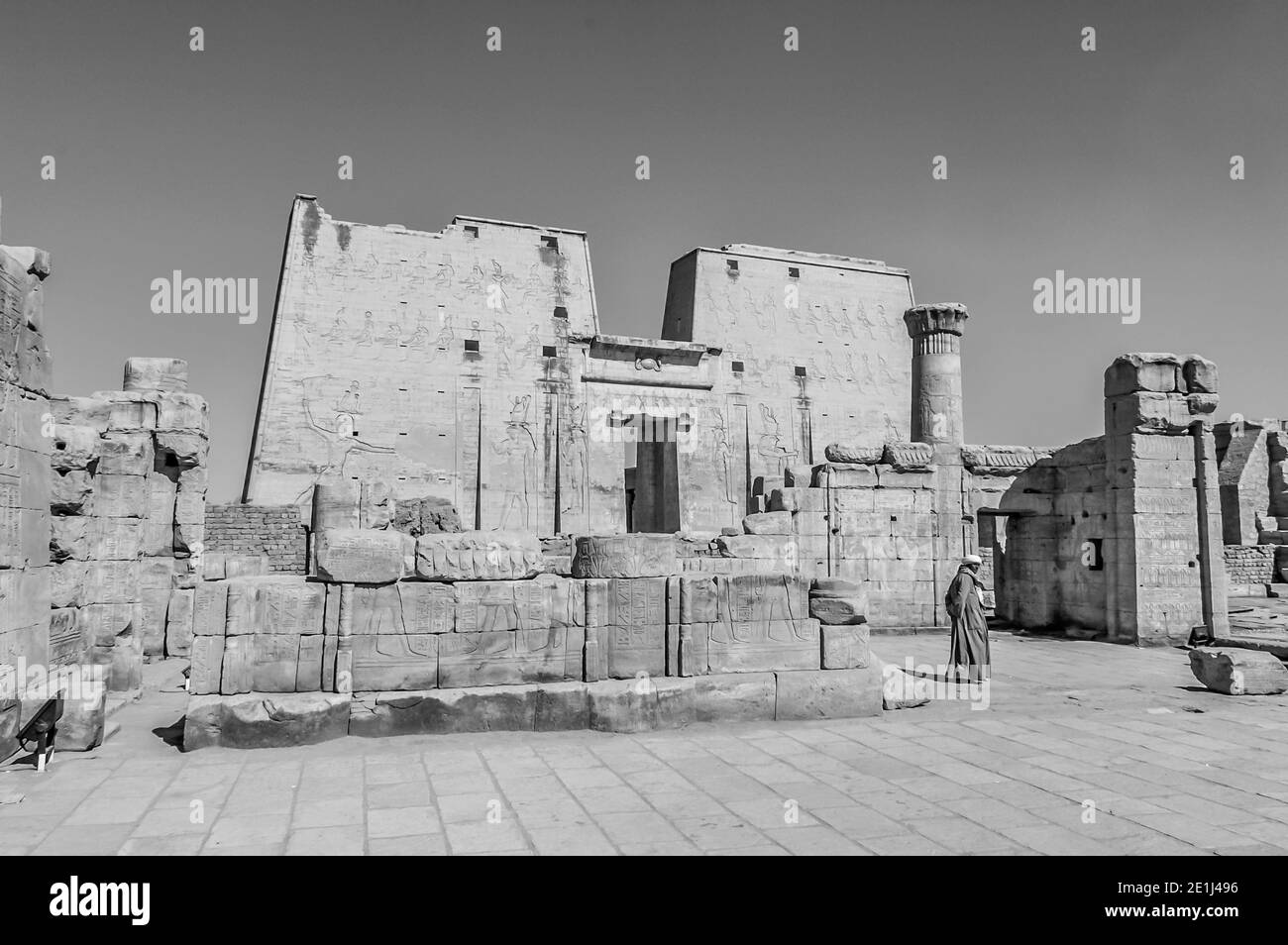 Edfu. Dies ist der Tempel von Horus the Falcon God aus dem Jahr 200 v. Chr., der sich auf halbem Weg zwischen Luxor und Assuan am Nil und der Stadt Edfu befindet, die für ihre riesigen Masten, fein dekorierten Säulen, kartuschierten Hieroglyphen, die Wandtafeln erzählen, und feine Kunstwerke an den Decken berühmt ist. Der Tempel war glücklich, dass die Mehrheit von ihm vom Wind geblasen Sand bedeckt wurde, wodurch der Tempel von den Elementen für Jahrhunderte bewahrt wurde. Stockfoto