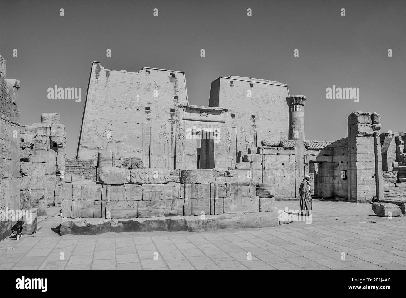 Edfu. Dies ist der Tempel von Horus the Falcon God aus dem Jahr 200 v. Chr., der sich auf halbem Weg zwischen Luxor und Assuan am Nil und der Stadt Edfu befindet, die für ihre riesigen Masten, fein dekorierten Säulen, kartuschierten Hieroglyphen, die Wandtafeln erzählen, und feine Kunstwerke an den Decken berühmt ist. Der Tempel war glücklich, dass die Mehrheit von ihm vom Wind geblasen Sand bedeckt wurde, wodurch der Tempel von den Elementen für Jahrhunderte bewahrt wurde. Stockfoto