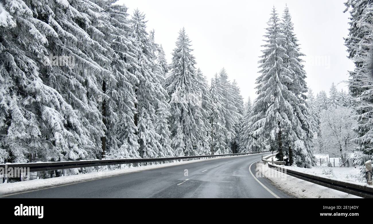 07. Januar 2021, Thüringen, Erfurt: Auf der Zufahrtsstraße zum Oberhof herrscht kaum Verkehr. Hier sind alle öffentlichen Parkplätze für Tagestouristen geschlossen. Darüber hinaus wurden verstärkte Polizeikontrollen angekündigt. Die Zufahrtsstraße zum Stadion ist wie üblich abgesperrt. Foto: Martin Schutt/dpa-Zentralbild/dpa Stockfoto