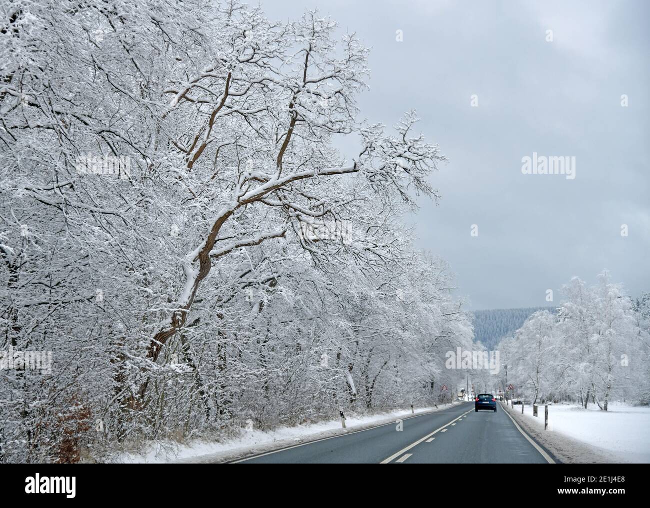 07. Januar 2021, Thüringen, Erfurt: Auf der Zufahrtsstraße zum Oberhof herrscht nur wenig Verkehr. Hier sind alle öffentlichen Parkplätze für Tagestouristen geschlossen. Darüber hinaus wurden verstärkte Polizeikontrollen angekündigt. Die Zufahrtsstraße zum Stadion ist wie üblich abgesperrt. Foto: Martin Schutt/dpa-Zentralbild/dpa Stockfoto