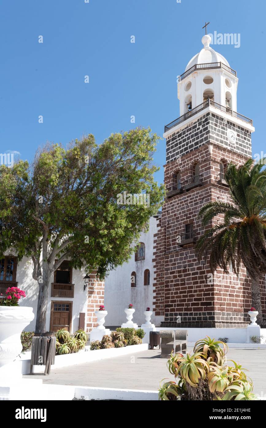 Kirchturm auf der Plaza de la Constitucion in Teguise, Lanzarote an sonnigen Tagen Stockfoto