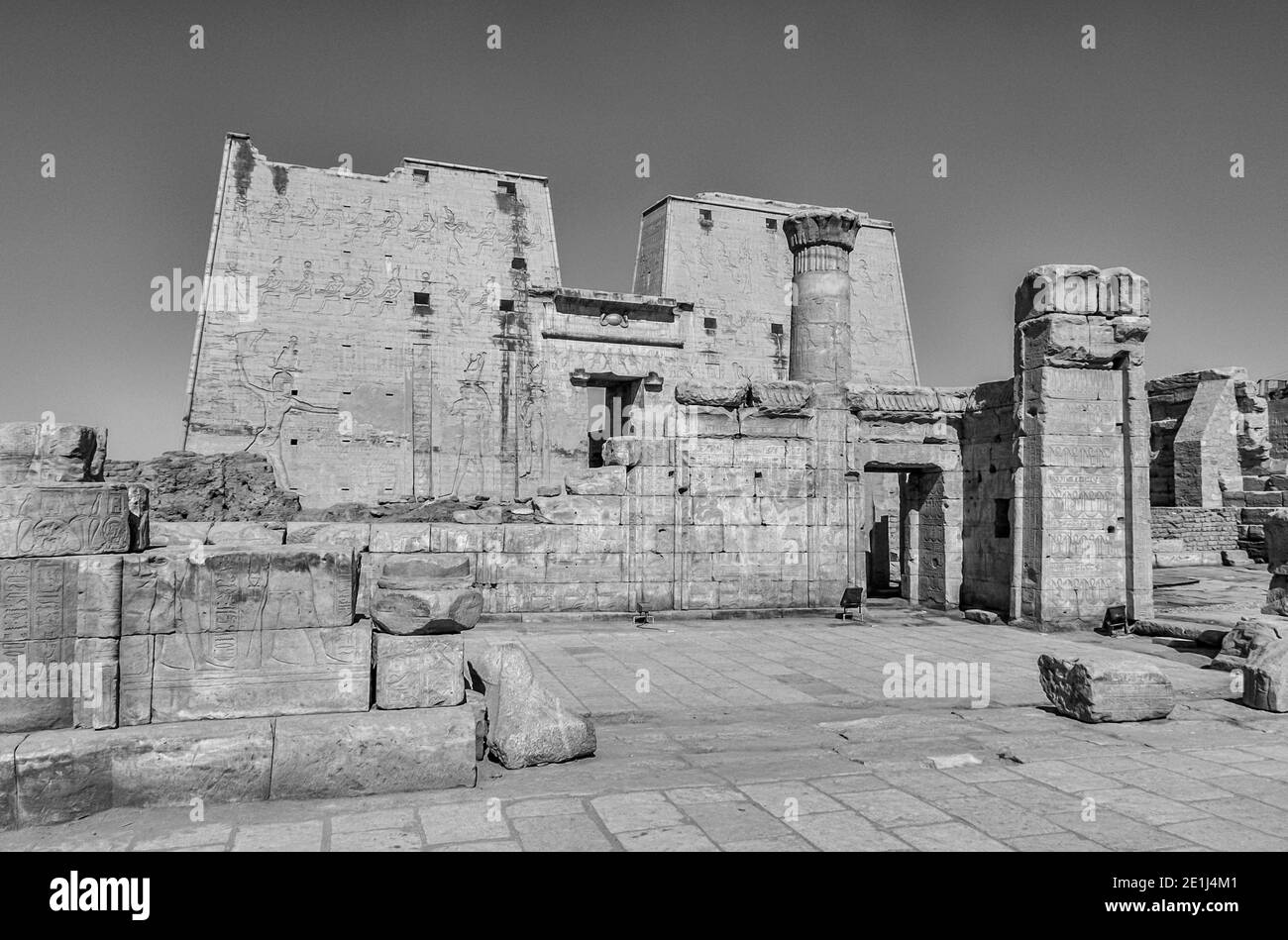 Edfu. Dies sind die Eingangsmasten des Tempels von Horus the Falcon God aus dem Jahr 200 v. Chr., der sich auf halbem Weg zwischen Luxor und Assuan am Nil und der Stadt Edfu befindet, die für ihre riesigen Masten, fein verzierten Säulen, kartuschierten Hieroglyphen, die Wandtafeln erzählen, und feine Kunstwerke an den Decken berühmt ist. Der Tempel war glücklich, dass die Mehrheit von ihm vom Wind geblasen Sand bedeckt wurde, wodurch der Tempel von den Elementen für Jahrhunderte bewahrt wurde. Stockfoto