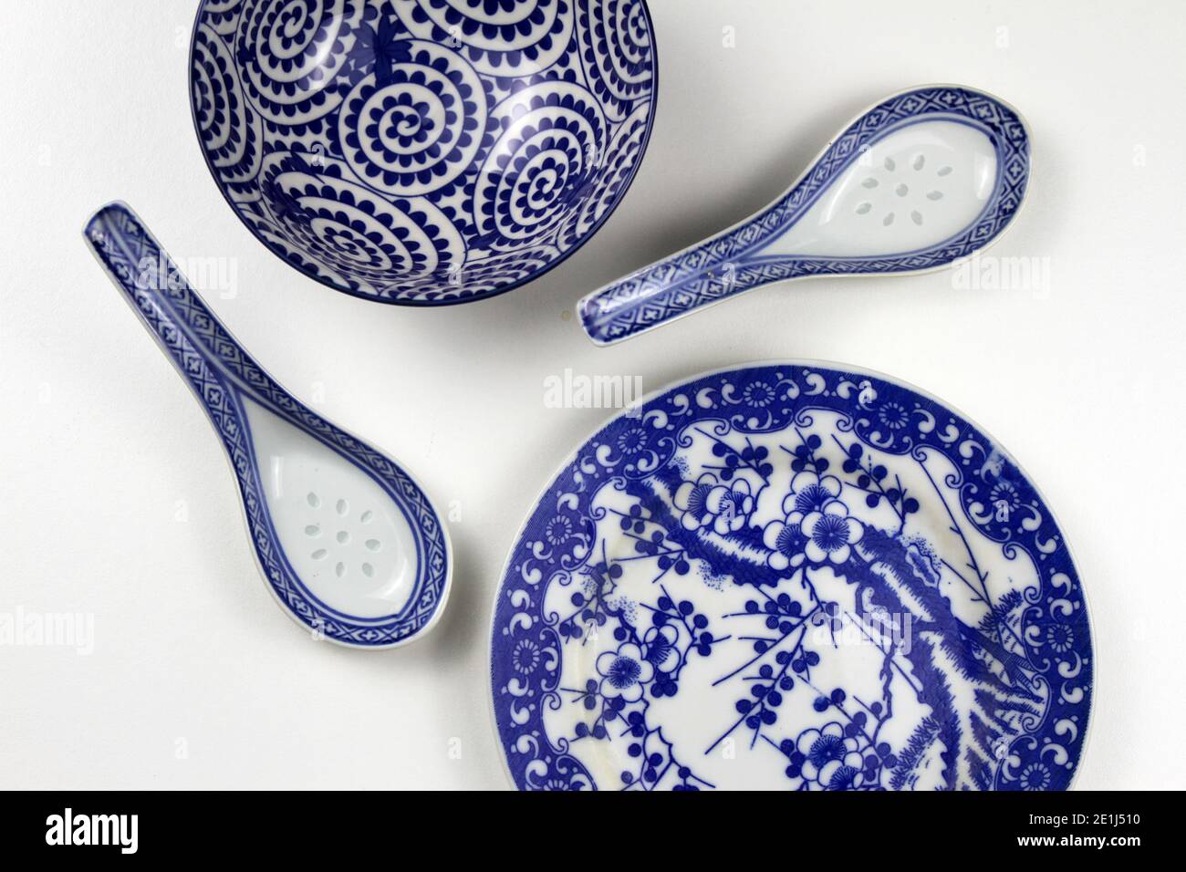 Eine Auswahl an blauem Geschirr im asiatischen Stil vor einem schlichten Hintergrund. Stockfoto