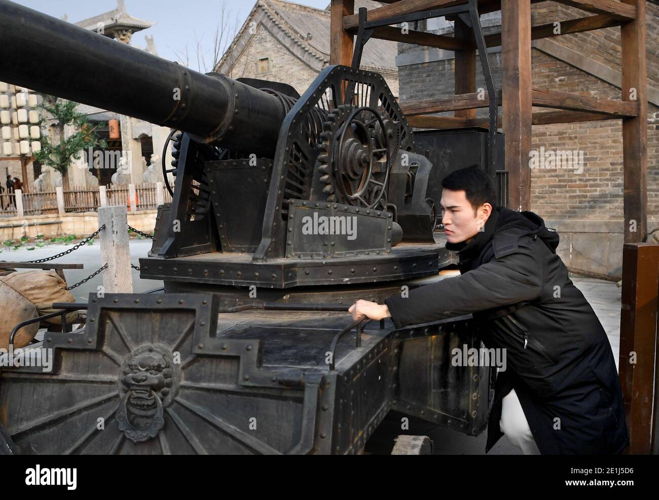 (210107) -- ZHENGZHOU, 7. Januar 2021 (Xinhua) -- Zhou Xin bereitet Bühneneigentum in einer Filmstadt in Zhengzhou, der zentralchinesischen Provinz Henan, vor, 5. Januar 2021. Zhou Xin, ein Post-95s-Absolvent des Studiengangs Choreographie an der Sichuan Normal University, verließ seine Heimatstadt in der Provinz Shanxi und kam im April 2020 aus großer Leidenschaft für Film und Schauspiel in die Jianye & H. Brothers Movie Town in Zhengzhou. Von Make-up bis zur Kostümvorbereitung, von der Probe bis zur formalen Aufführung, Zhou ist gewissenhaft in Bezug auf jedes Detail. Zhou gehört zu den 185 Schauspielern und Schauspielerinnen wie er, die ihren Träumen im m nachjagen Stockfoto
