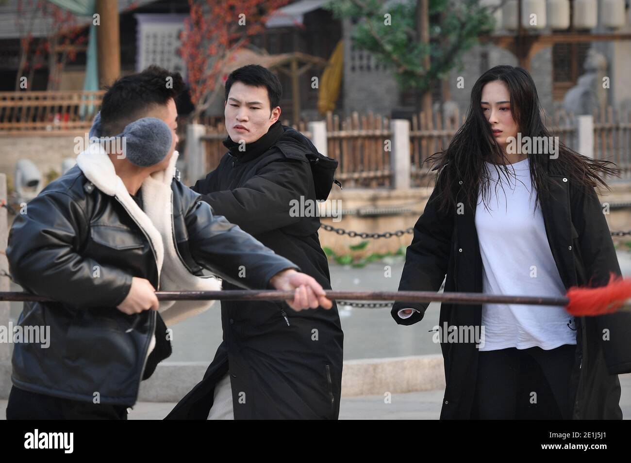 (210107) -- ZHENGZHOU, 7. Januar 2021 (Xinhua) -- Zhou Xin (C) und seine Kollegen Proben in einer Filmstadt in Zhengzhou, der zentralchinesischen Provinz Henan, am 5. Januar 2021. Zhou Xin, ein Post-95s-Absolvent des Studiengangs Choreographie an der Sichuan Normal University, verließ seine Heimatstadt in der Provinz Shanxi und kam im April 2020 aus großer Leidenschaft für Film und Schauspiel in die Jianye & H. Brothers Movie Town in Zhengzhou. Von Make-up bis zur Kostümvorbereitung, von der Probe bis zur formalen Aufführung, Zhou ist gewissenhaft in Bezug auf jedes Detail. Zhou gehört zu den 185 Schauspielern und Schauspielerinnen, die ihren Träumen nachjagen Stockfoto