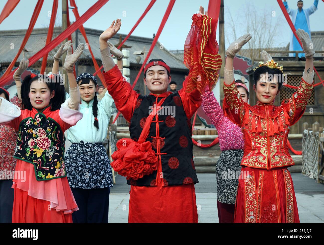 (210107) -- ZHENGZHOU, 7. Januar 2021 (Xinhua) -- Zhou Xin (C, vorne) begrüßt das Publikum nach der Aufführung in einer Filmstadt in Zhengzhou, Provinz Henan in Zentralchina, 5. Januar 2021. Zhou Xin, ein Post-95s-Absolvent des Studiengangs Choreographie an der Sichuan Normal University, verließ seine Heimatstadt in der Provinz Shanxi und kam im April 2020 aus großer Leidenschaft für Film und Schauspiel in die Jianye & H. Brothers Movie Town in Zhengzhou. Von Make-up bis zur Kostümvorbereitung, von der Probe bis zur formalen Aufführung, Zhou ist gewissenhaft in Bezug auf jedes Detail. Zhou gehört zu den 185 Schauspielern und Schauspielerinnen, die ihm nachjagen Stockfoto