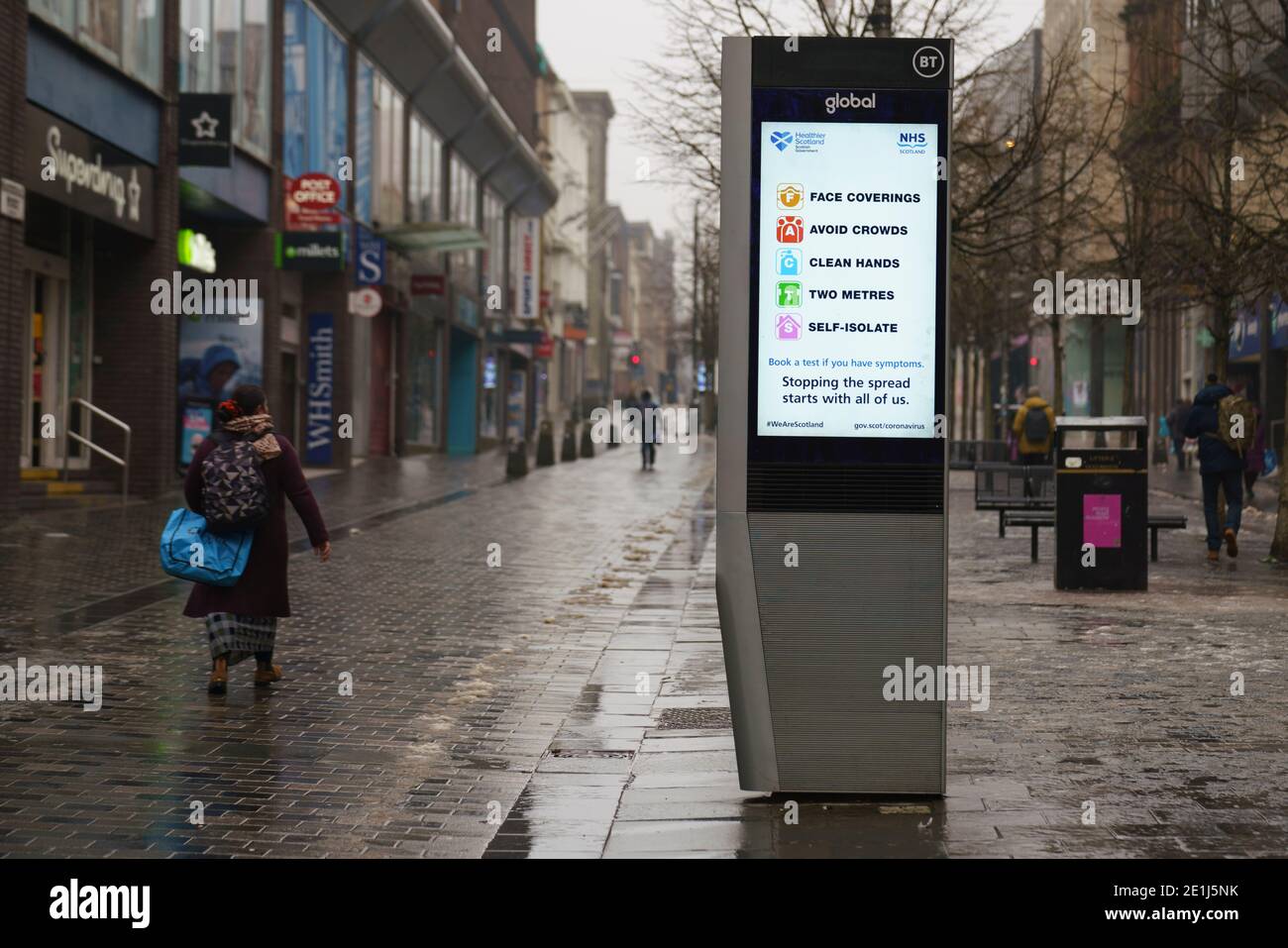 Glasgow, Schottland, Großbritannien. Januar 2021. Szenen vom Morgen im Stadtzentrum von Glasgow während der nationalen Covid-19-Sperre. Normalerweise sind vielbefahrene Straßen fast menschenleer, weil die meisten Geschäfte und nicht wichtige Geschäfte geschlossen sind. PIC; Sauchiehall Street sieht sehr öde aus. Iain Masterton/Alamy Live News Stockfoto