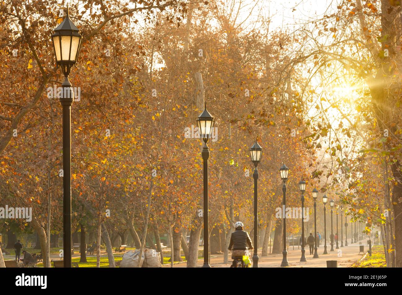 Santiago, Region Metropolitana, Chile - ein Herbstabend im Parque Forestal, dem traditionsreichsten und emblematischsten Park in der Innenstadt von Sant Stockfoto