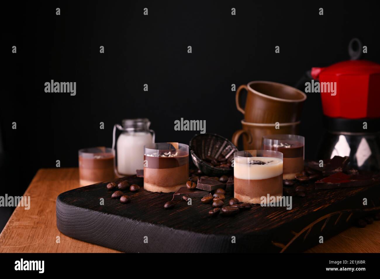 Schokoladendessert mit Lagen, Kaffee und Schokoladenaromen. Traditionelles italienisches Dessert. Speicherplatz kopieren Stockfoto