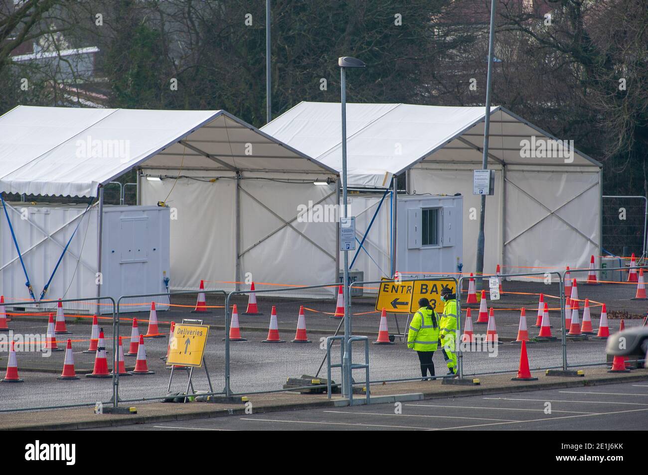 Slough, Berkshire, Großbritannien. Januar 2021. Trotz des ominösen Klagens zahlreicher Krankenwagen-Sirenen in Slough heute Morgen war das Covid-19 Testzentrum in Slough bemerkenswert ruhig. Die Zahl der positiven Covid-19-Fälle in Slough ist außer Kontrolle geraten. Für die sieben Tage bis zum 2. Januar 2021 waren die Zahlen pro 100,000 für Slough 1064.6 gegenüber 722.2. Die durchschnittliche Zahl in ganz England ist nur 606.9 für den gleichen Zeitraum. Quelle: Maureen McLean/Alamy Live News Stockfoto