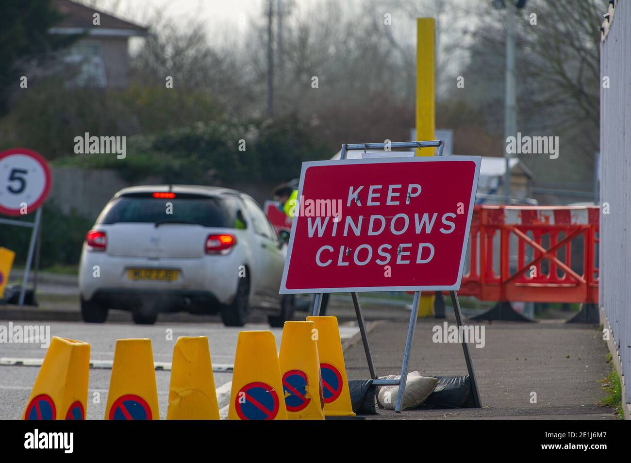 Slough, Berkshire, Großbritannien. Januar 2021. Trotz des ominösen Klagens zahlreicher Krankenwagen-Sirenen in Slough heute Morgen war das Covid-19 Testzentrum in Slough bemerkenswert ruhig. Die Zahl der positiven Covid-19-Fälle in Slough ist außer Kontrolle geraten. Für die sieben Tage bis zum 2. Januar 2021 waren die Zahlen pro 100,000 für Slough 1064.6 gegenüber 722.2. Die durchschnittliche Zahl in ganz England ist nur 606.9 für den gleichen Zeitraum. Quelle: Maureen McLean/Alamy Live News Stockfoto