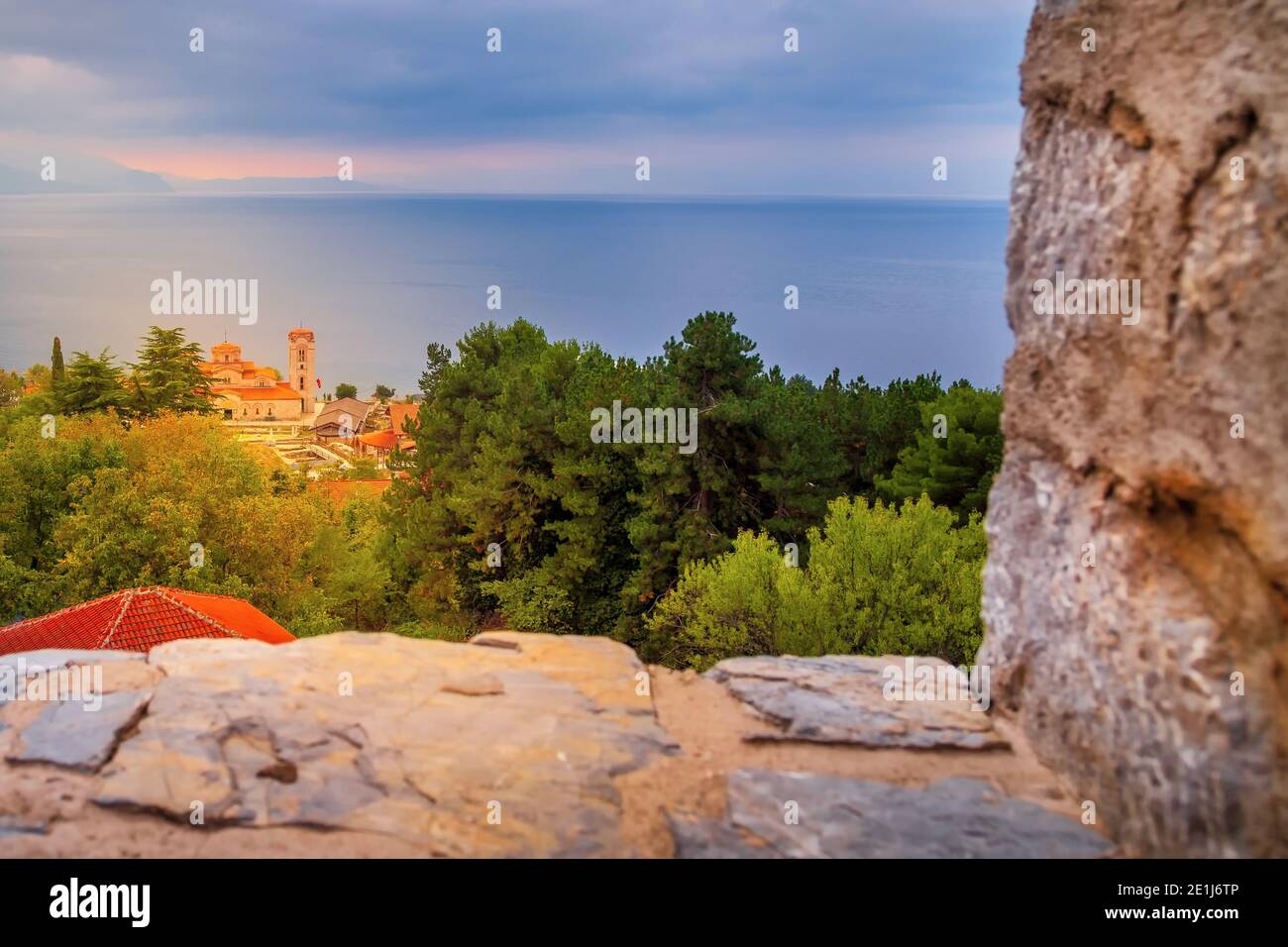 Ohrid, Nord-Mazedonien, St. Clement Kirche in Plaosnik Luftaufnahme von der Festung Stockfoto