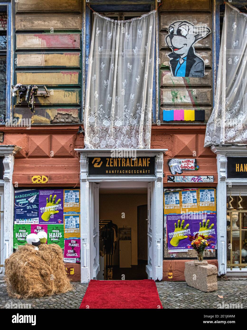 Zentralhanf Shop Exterior - Geschäft mit Hanfkleidung, Masken und Produkten aus Cannabis, Marihuana-Pflanze, Kastanienallee 86, Berlin Stockfoto
