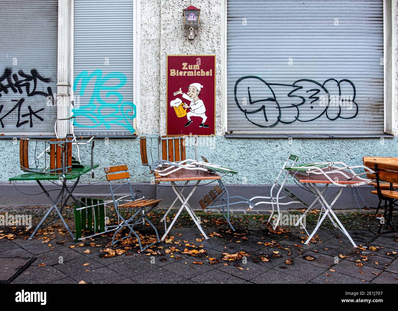 Berlin, Mitte, zum Biermichel traditionelle deutsche Eckkneipe, typische lokale Bar. Das altmodische deutsche Pub war während der Corona-Pandemie geschlossen Stockfoto