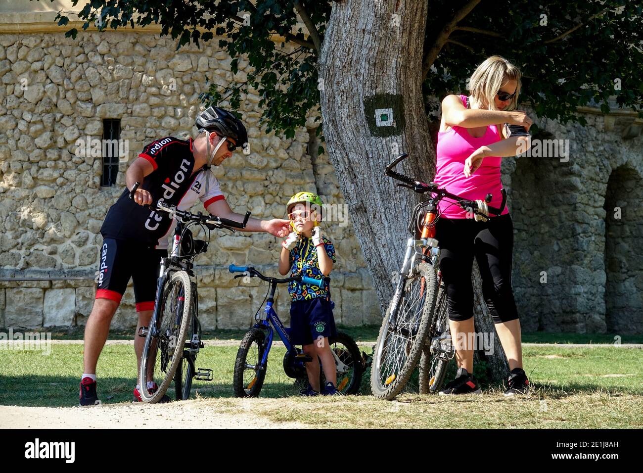 Familienleben Mann Frau Kind auf Radtour Familie Radfahren Sommerurlaub Stockfoto