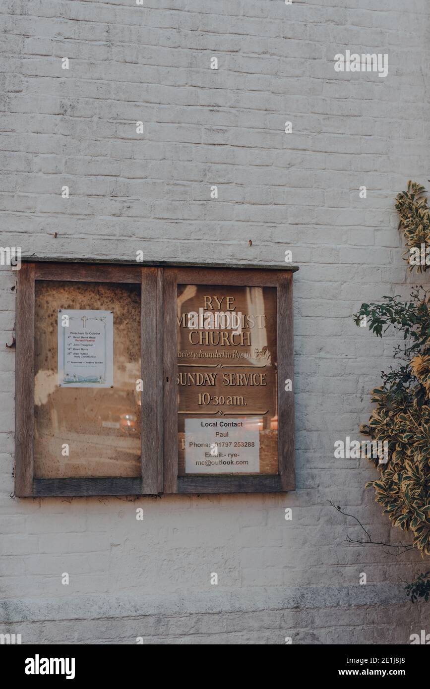 Rye, Großbritannien - 10. Oktober 2020: Informationstafel außerhalb der Rye Methodist Church in Rye, einer der am besten erhaltenen mittelalterlichen Städte in East Sussex, England. Stockfoto