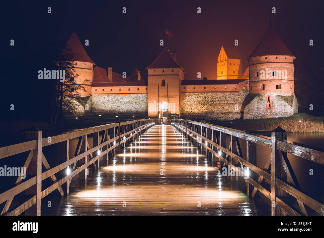 Brücke in Richtung Trakai Island Castle bei Nacht in Litauen Stockfoto