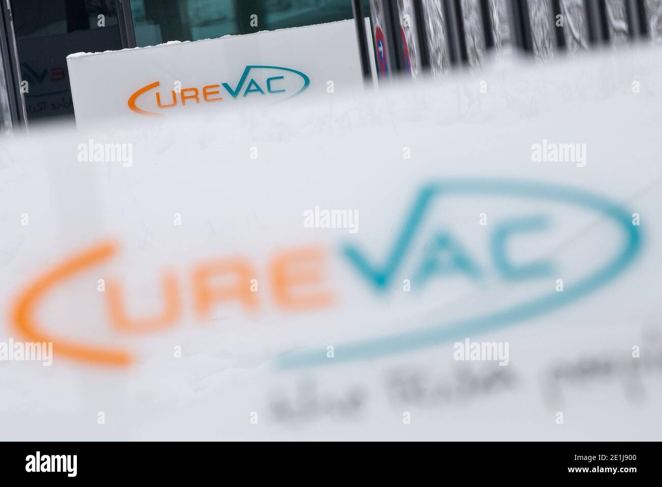07. Januar 2021, Baden-Württemberg, Tübingen: Das Logo des Biotech-Unternehmens CureVac mit dem Slogan "The RNA people" wird am Firmensitz gezeigt. Durch die Zusammenarbeit mit dem Pharmaunternehmen Bayer hofft CureVac, seinen Corona-Impfstoff in diesem Sommer einsetzen zu können. Foto: Sebastian Gollnow/dpa Stockfoto
