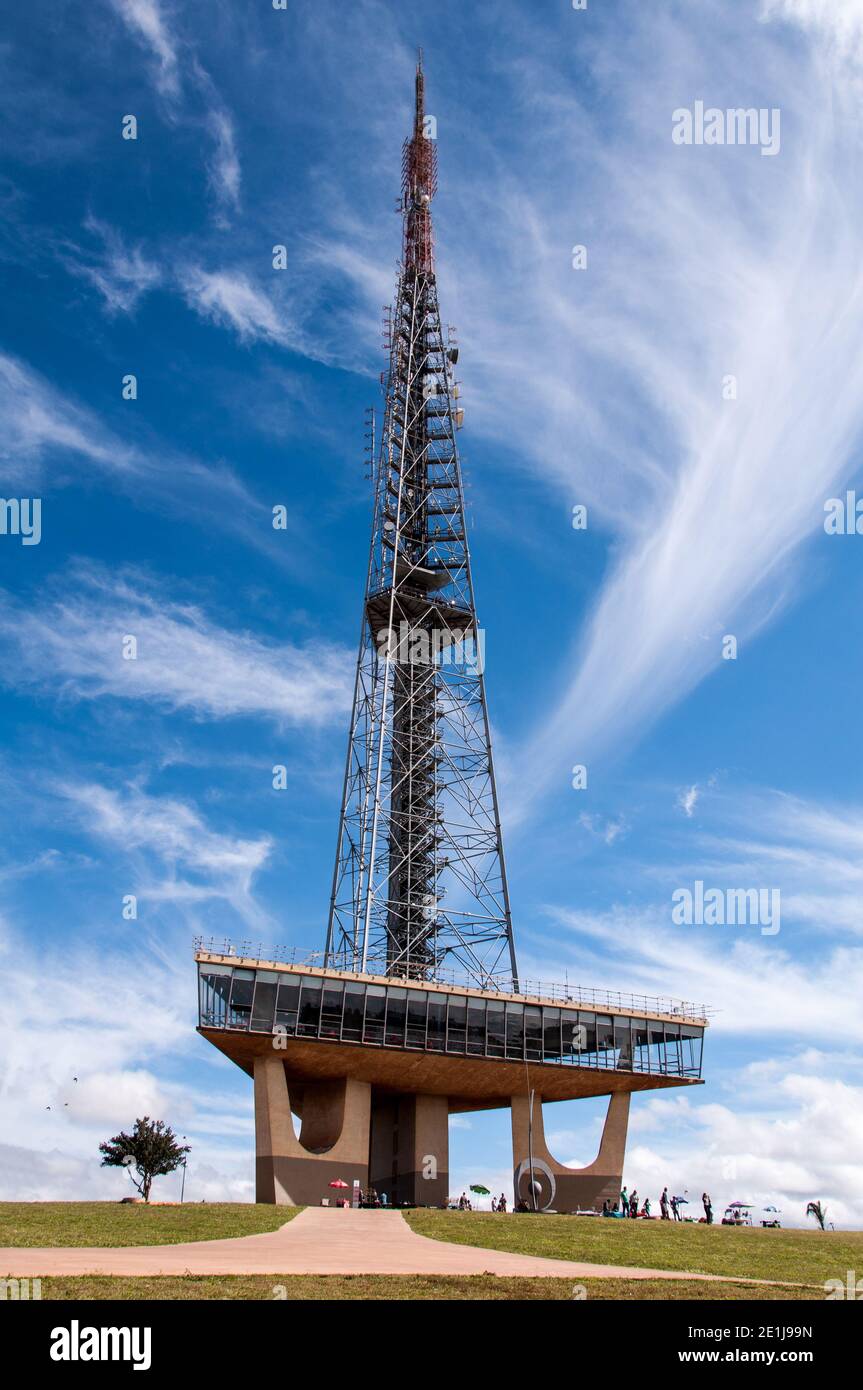 RASILIA, BRASILIEN - 3. JUNI 2015: Brasilia Television Tower. Es wurde 1967 gebaut, die Aussichtsplattform wurde 1965 eröffnet. Stockfoto