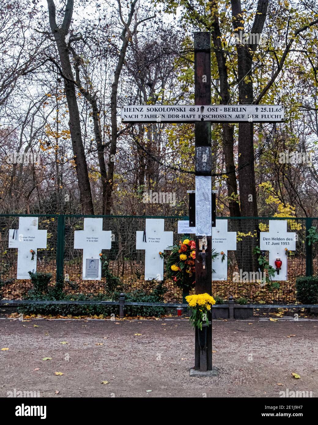 Weiße Kreuze sind ein Denkmal für die Opfer, die versuchten, aus der DDR zu entkommen, als die Stadt durch die Mauer geteilt wurde, Mitte, Berlin, Deutschland Stockfoto