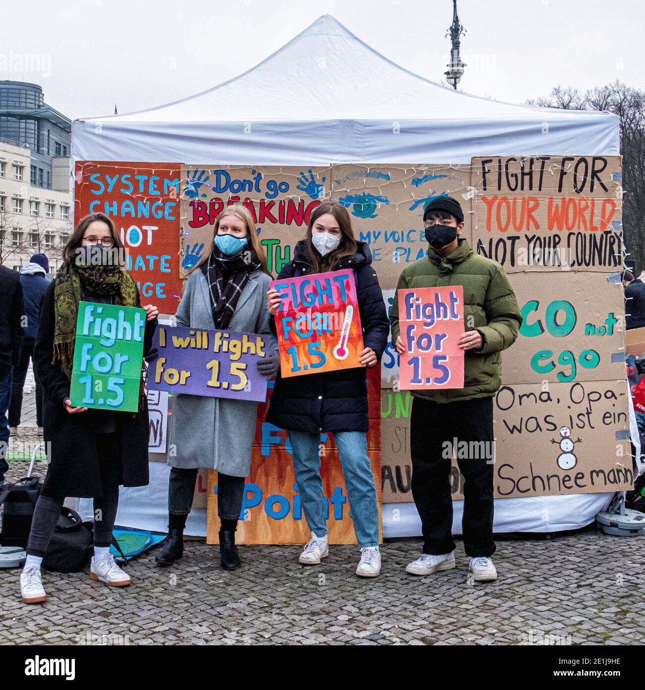 Freitags für zukünftige Demo. Junge Menschen mit Kampf um 1.5 Grad Plakate am Brandenburger Tor, Mitte-Berlin, Deutschland Stockfoto