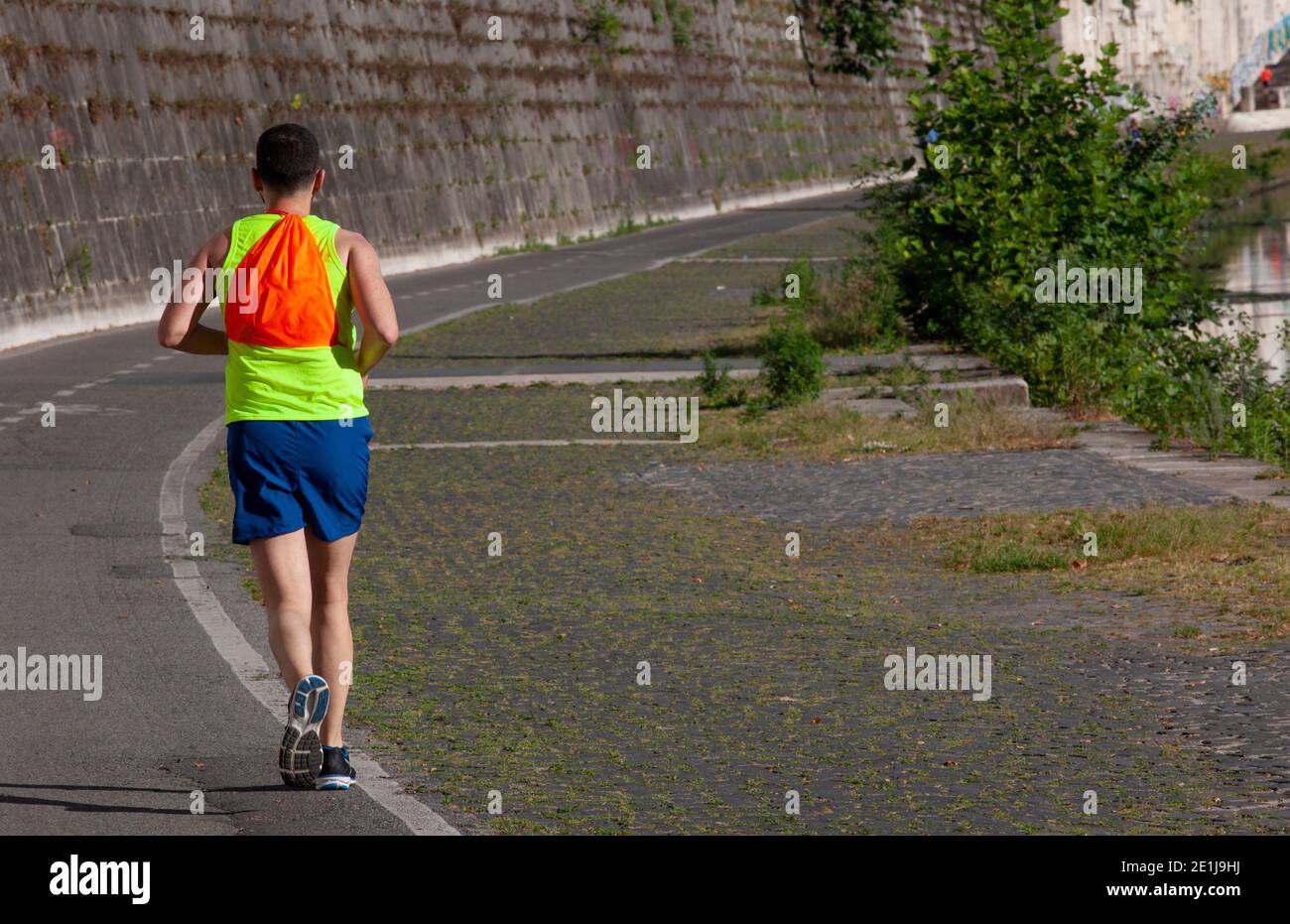 Läufer Sportler Joggen in der Stadt Laufen auf Parkweg Laufansicht von hinten Stockfoto