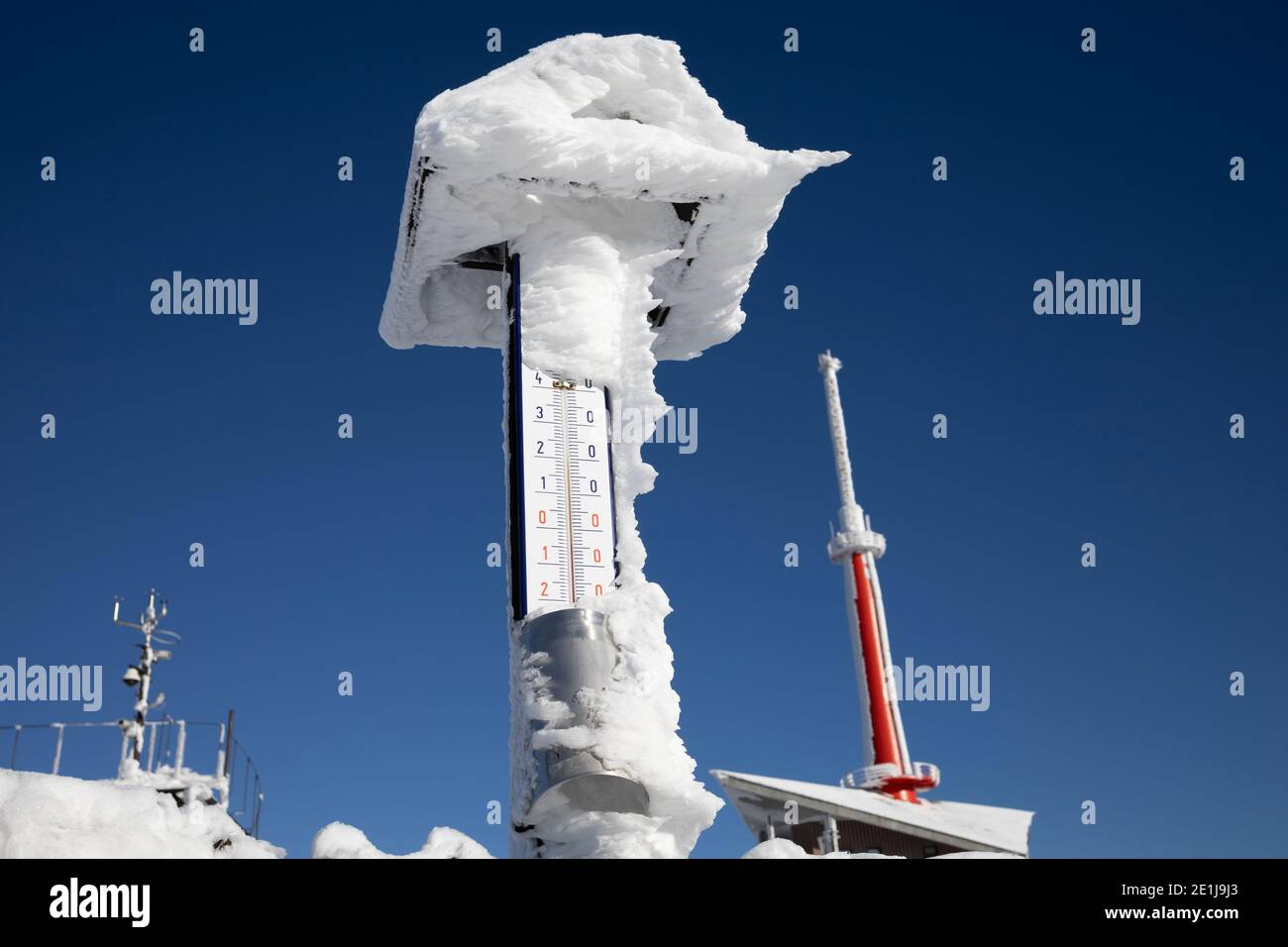 Thermoter im Winter. Das Gerät misst die Außentemperatur auf dem Gipfel des Lysa hora-Gebirges, Beskids, Tschechische Republik / Tschechien. Sender und c Stockfoto