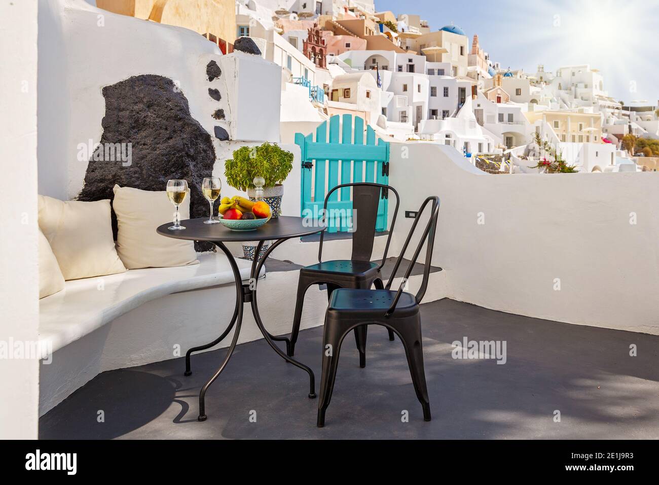 Tisch mit Wein und Obst für zwei auf dem Hintergrund Der Insel Santorini Stockfoto