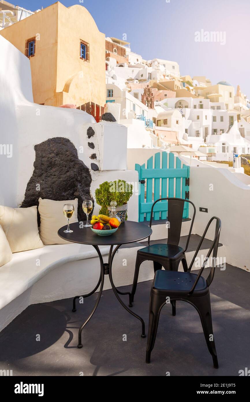Tisch mit Wein und Obst für zwei auf dem Hintergrund Der Insel Santorini Stockfoto