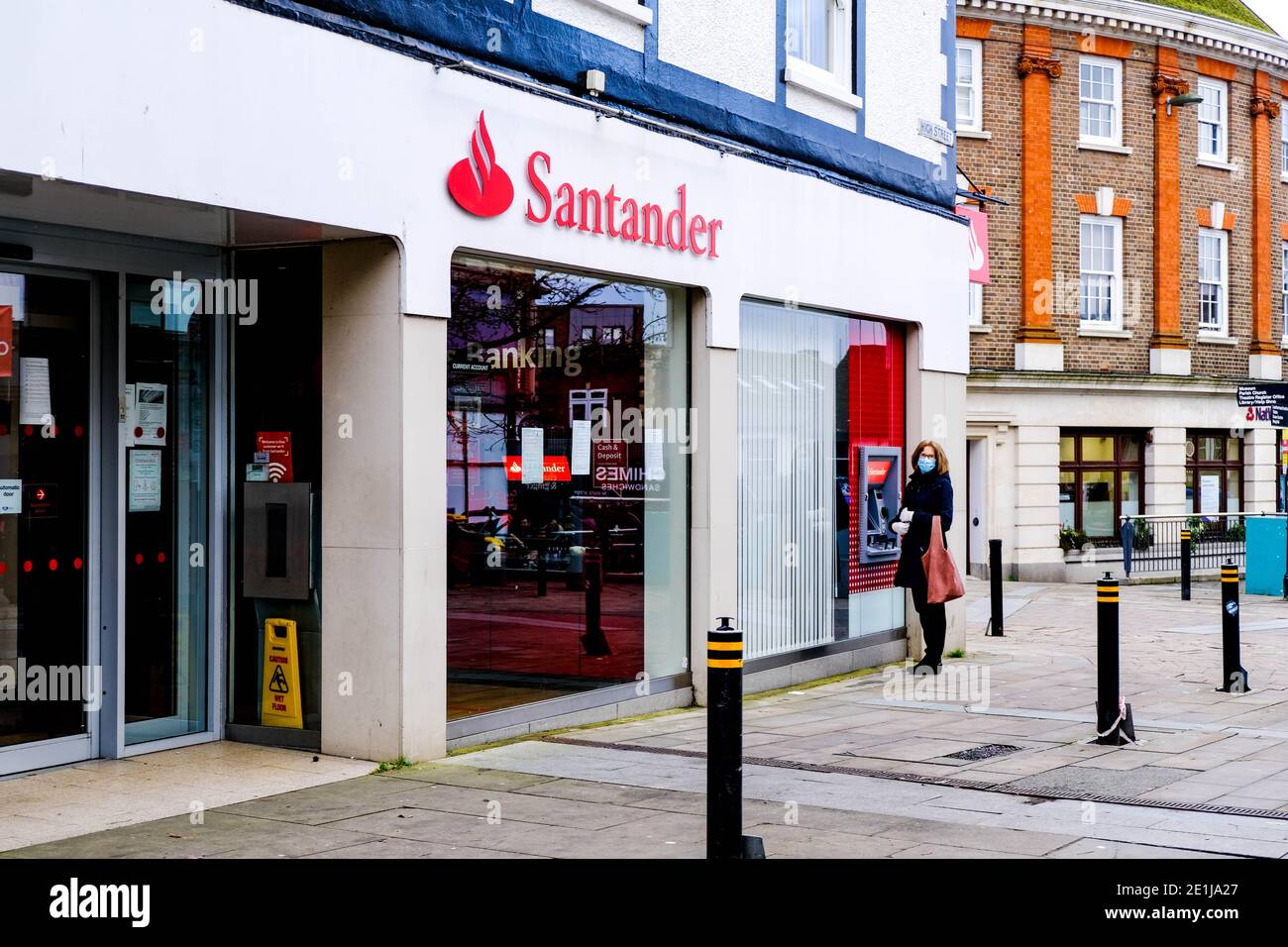 Leatherhead Surrey, London UK Januar 07 2021, High Street Branch der spanischen Santander Retail Bank Stockfoto