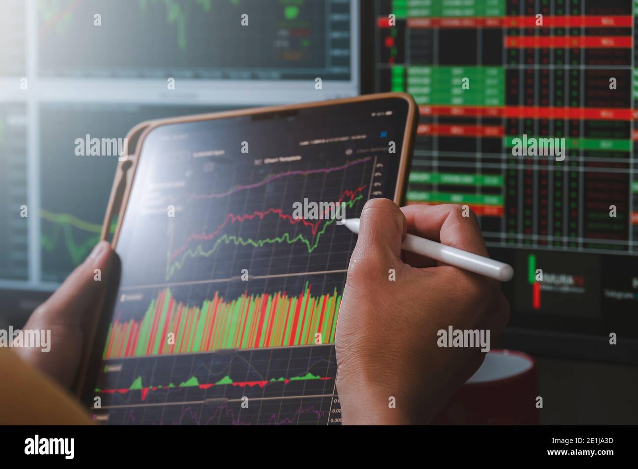 Man Analyse Forex Gleichzeitigkeit Aktiengraph Markt für den Handel Forex Um durch Bestellung verkaufen oder kaufen in der Nacht zu profitieren Zu Hause Stockfoto