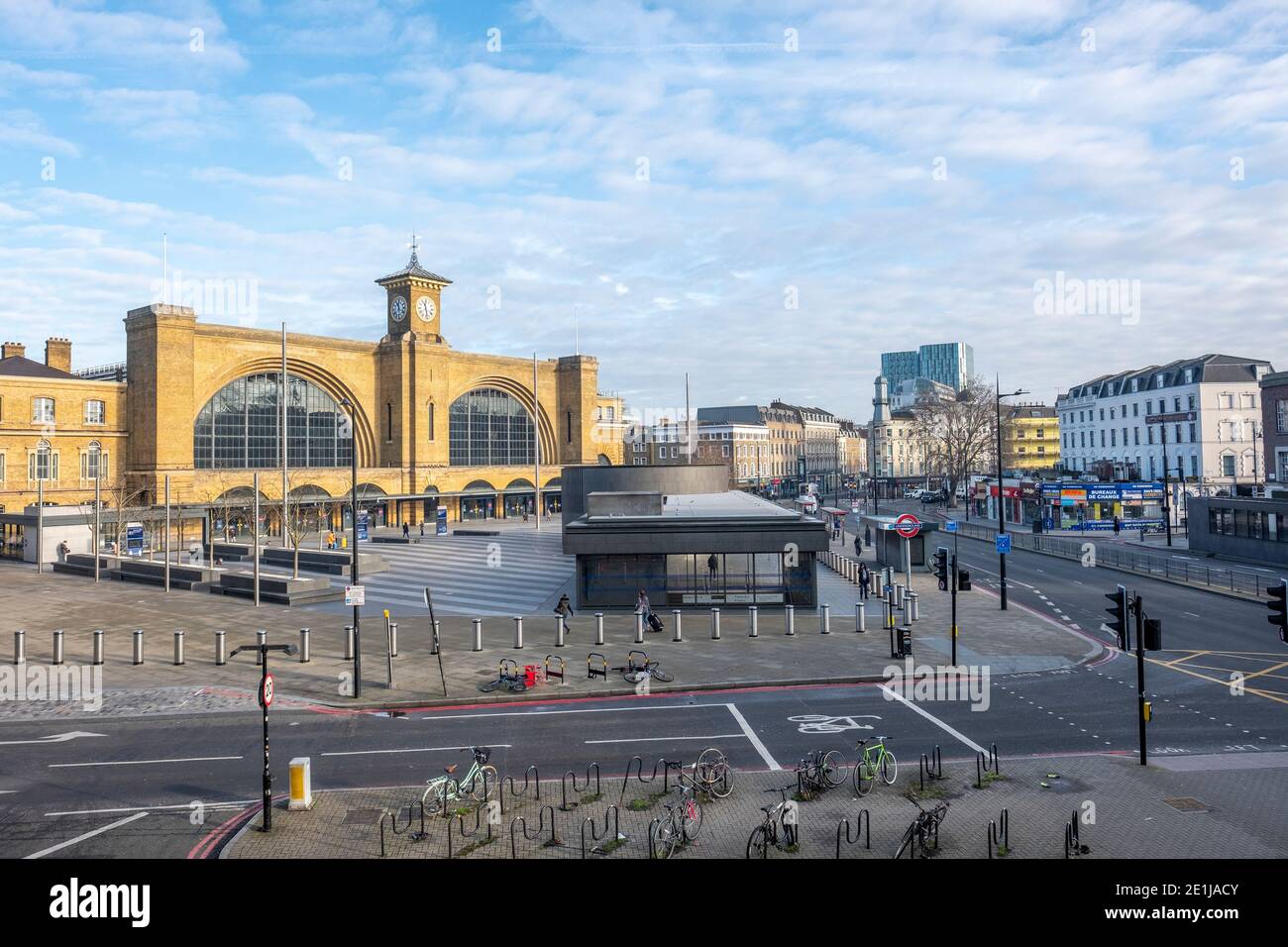 Eine weitgehend menschenleere Kings Cross Station und Euston Road in London zeigt die Auswirkungen des Aufenthalts zu Hause Ordnung Der dritten nationalen Sperre des Vereinigten Königreichs Stockfoto