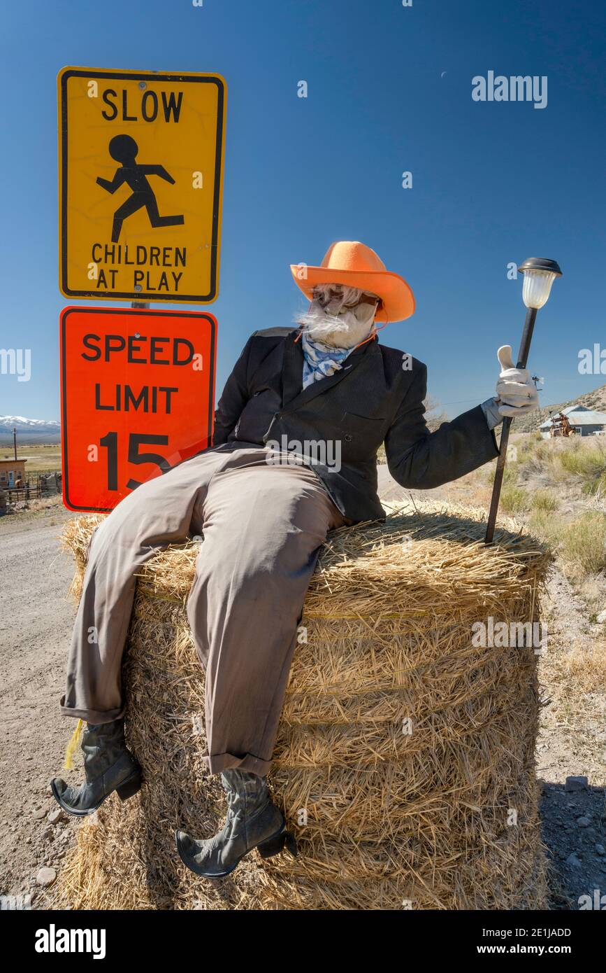 Mann von Heu Figur auf Geschwindigkeitsbegrenzung Warnschild, in der Nähe Reese River Cabins, Reese River Valley, westlich von Austin, Nevada, USA Stockfoto