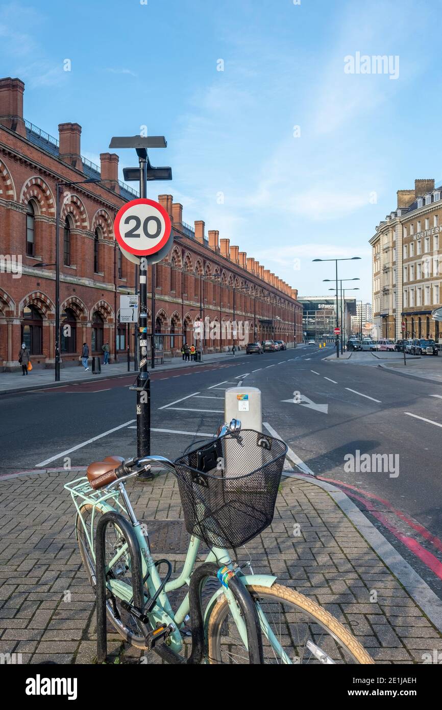 Lockdown London Januar 2021: Die normalerweise überlastete Pancras Road außerhalb der St Pancras International Eurostar Station leer von Fahrzeugen und Passagieren Stockfoto