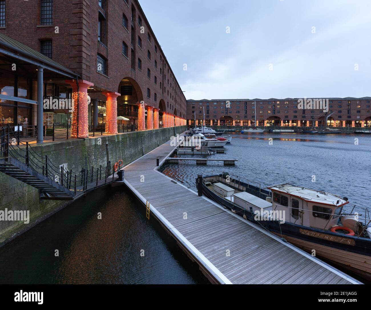 Gebäude in der Albert Dock Gegend von Liverpool beleuchtet mit Weihnachtsschmuck auf den Säulen Stockfoto