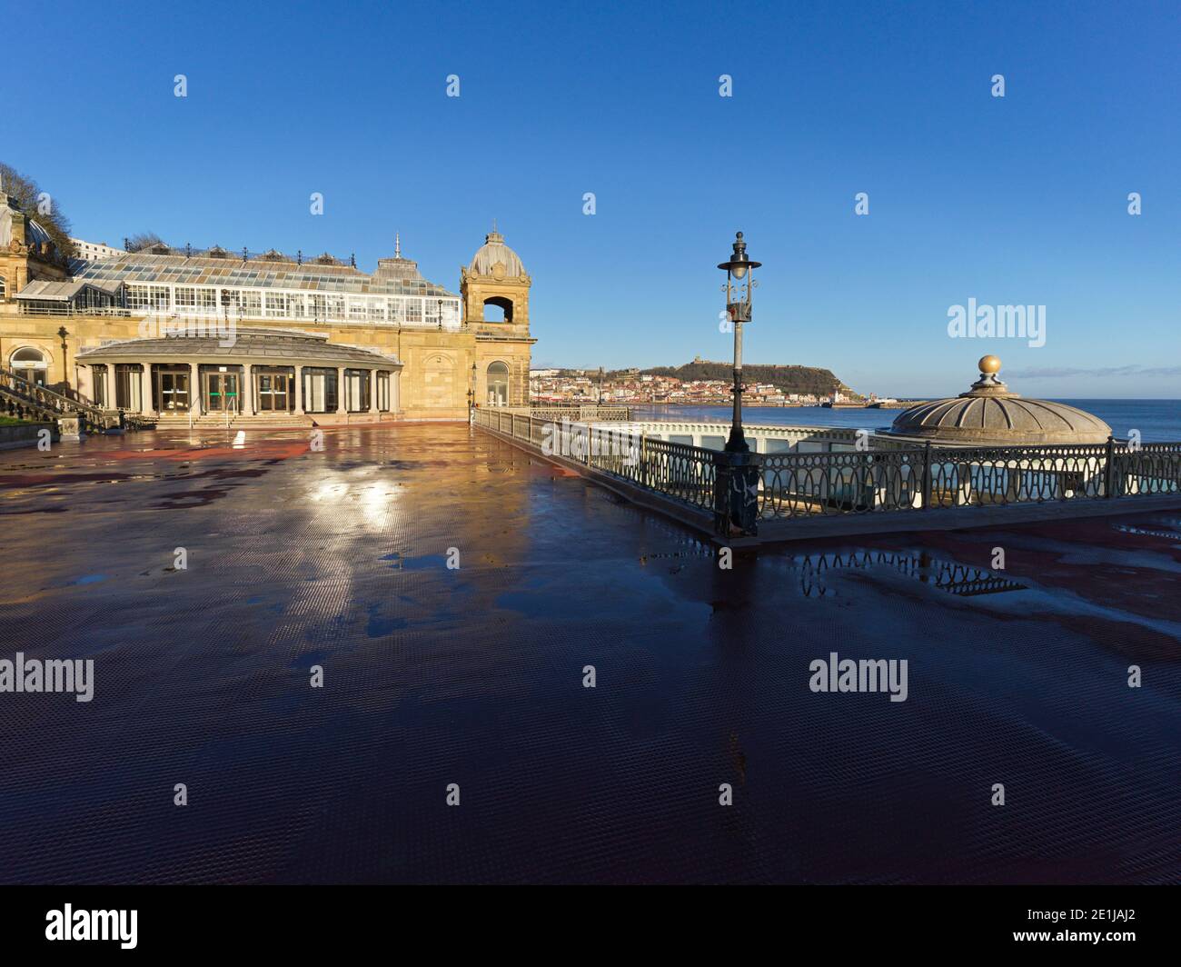 Scarborough Spa mit seiner Kolonnade mit der Stadt in der Entfernung Stockfoto