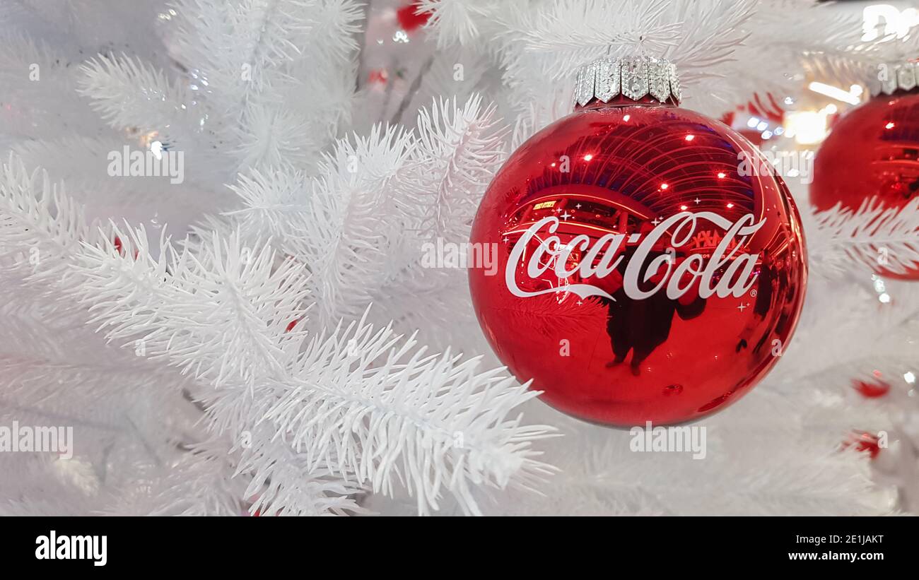 Coca Cola Weihnachten rote Kugel Dekoration. Marketing vom Weltmarktführer  für kohlensäurehaltige Getränke. Coca Cola Werbung Weihnachtsbaumschmuck.  Ukra Stockfotografie - Alamy