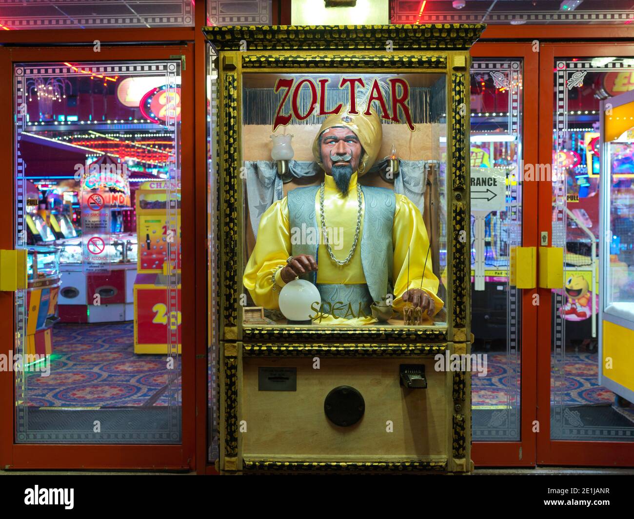 Zoltar die sprechende Wahrsagerei außerhalb eines Scarborough-Vergnügens spielhalle bei Nacht Stockfoto