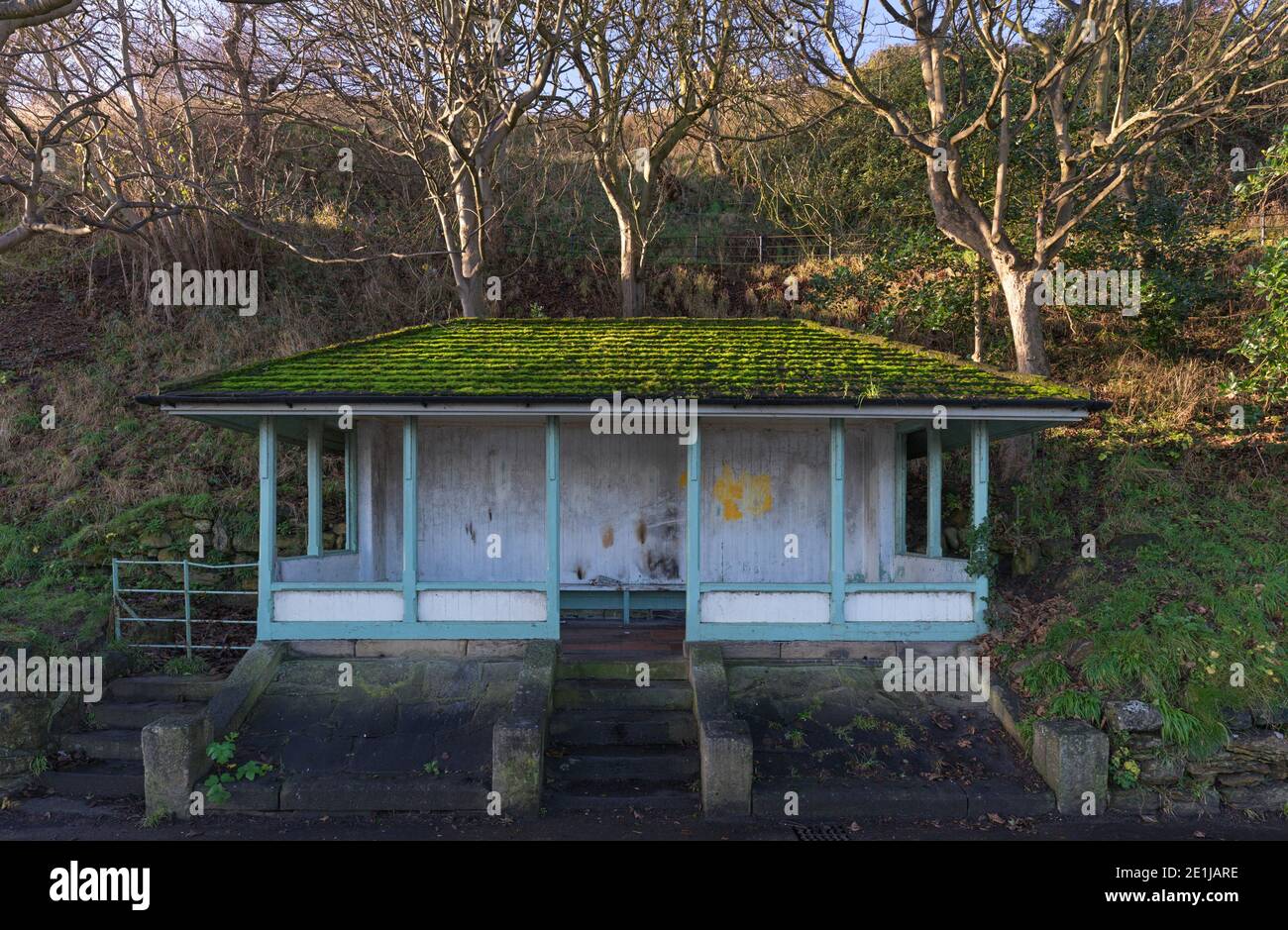 Winteransicht eines Seeufer-Tierheims auf der Spa-Brücke Straße bei Scarborough Stockfoto