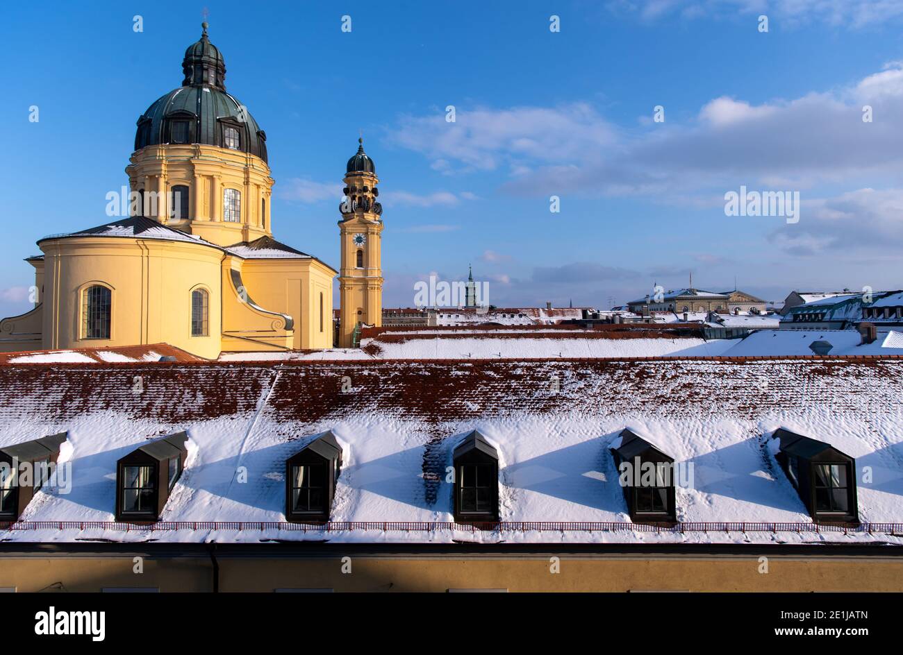 München, Deutschland. Januar 2021. Schnee liegt auf den Dächern der Häuser und der Theatinerkirche in der Innenstadt. Quelle: Sven Hoppe/dpa/Alamy Live News Stockfoto