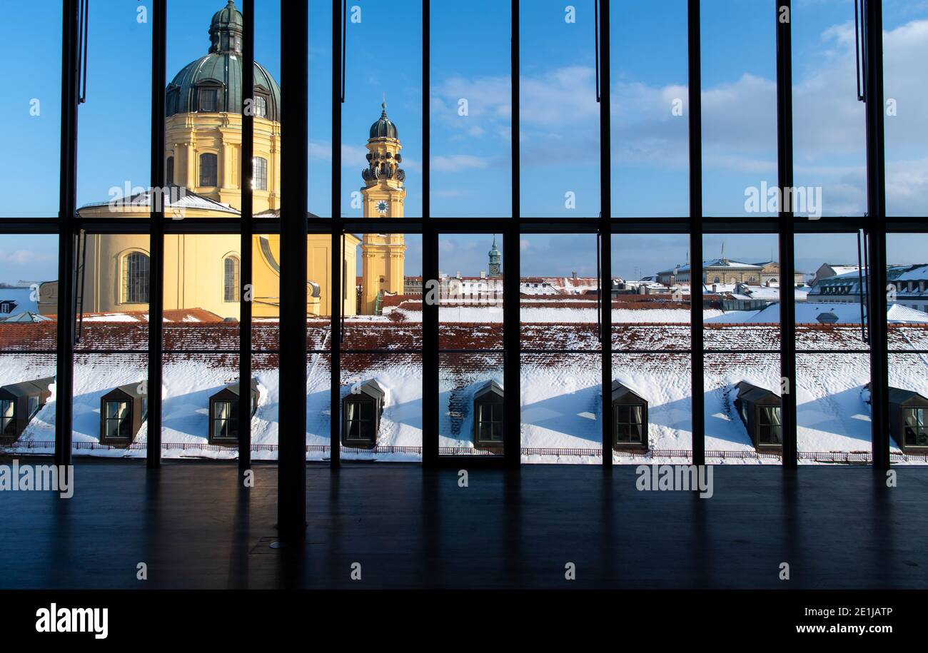 München, Deutschland. Januar 2021. Schnee liegt auf den Dächern der Häuser und der Theatinerkirche in der Innenstadt. Quelle: Sven Hoppe/dpa/Alamy Live News Stockfoto