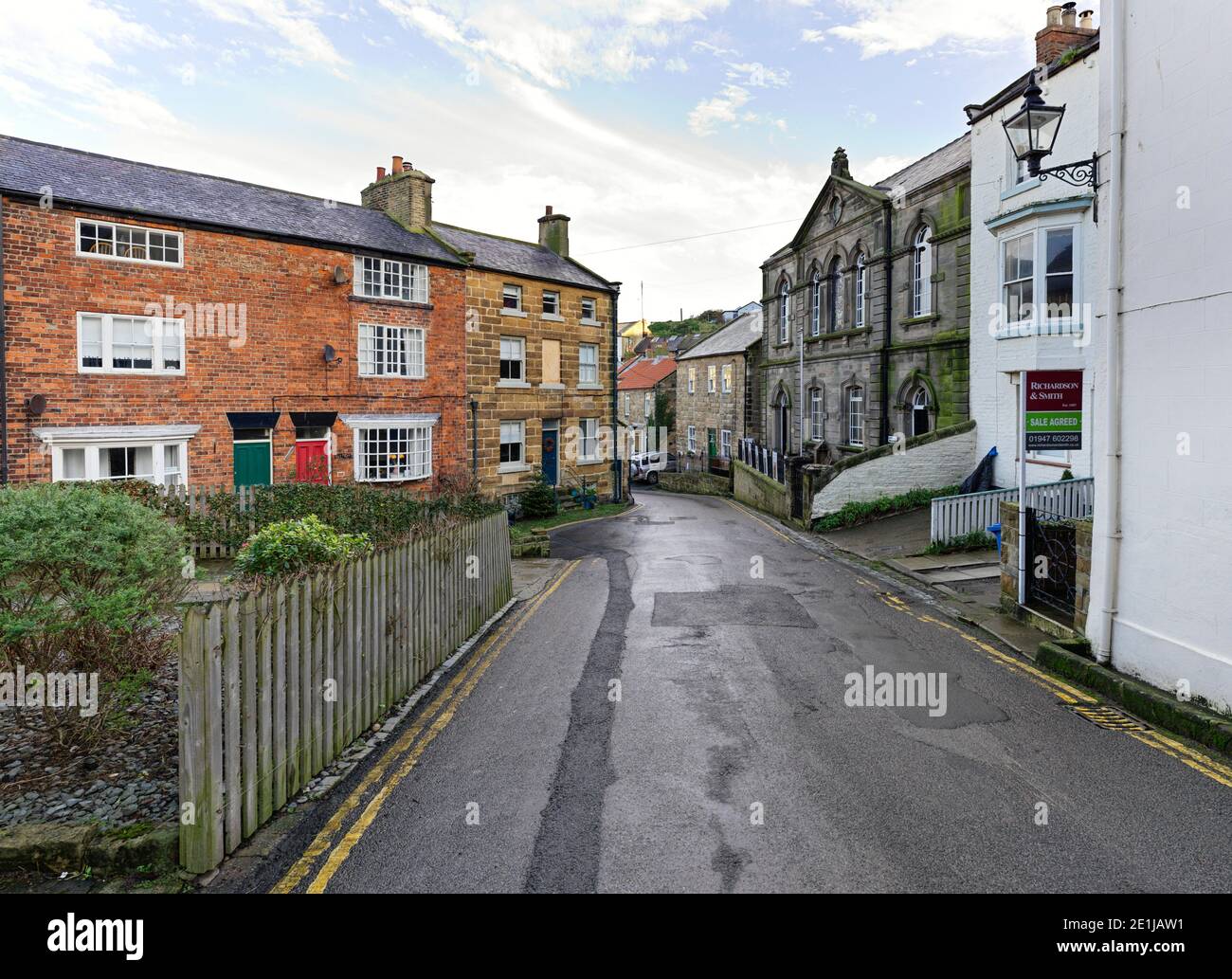 Die Hauptstraße, die in das Dorf Staithes in North Yorkshire Stockfoto