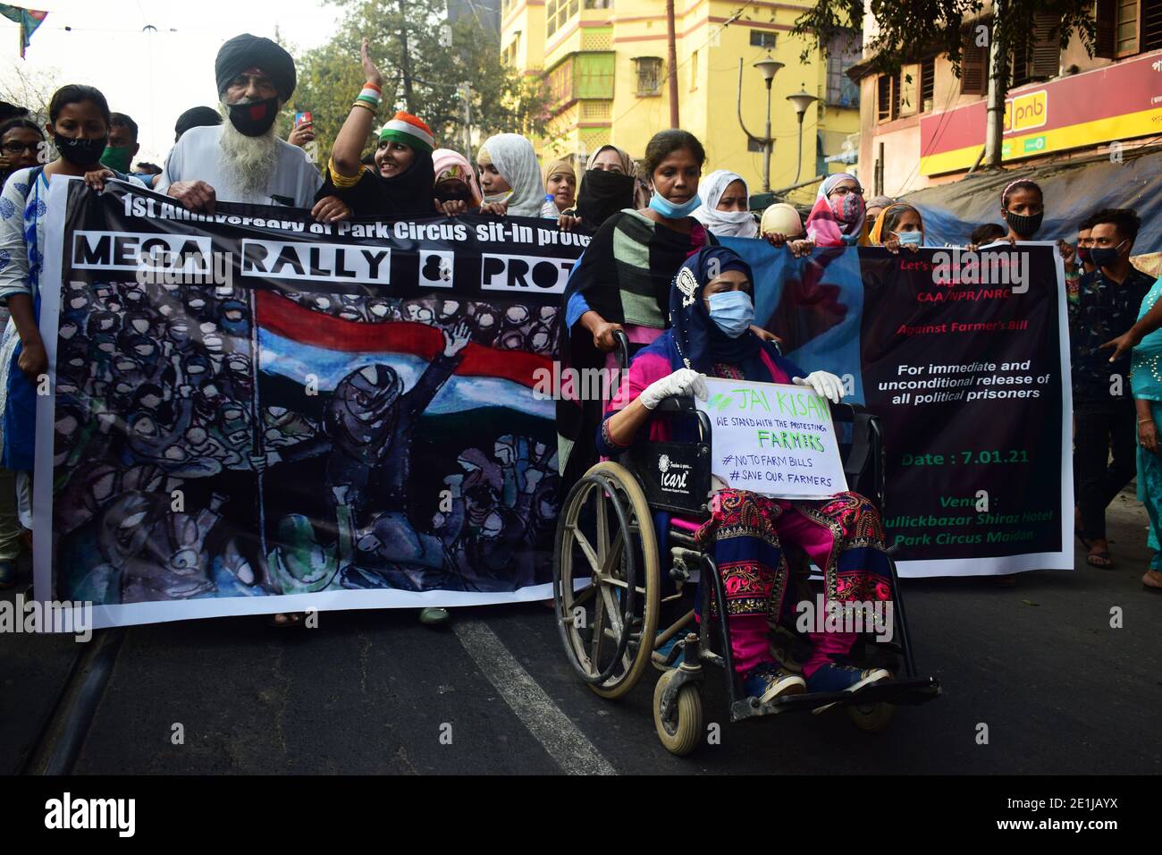 Kolkata, Westbengalen, Indien. Januar 2021. Vor einem Jahr versammelten sich an diesem Tag Frauen aus allen Glaubensrichtungen im Park Circus Maidan in Kalkutta und begannen einen kontinuierlichen friedlichen Protest gegen die Verabschiedung des Gesetzes über die Änderung der Staatsbürgerschaft (CAA), des nationalen Bürgerregisters (NRC) und des nationalen Bevölkerungsregisters (NPR) durch die indische Regierung. Am ersten Jahrestag dieses Protests, Menschen von Kalkutta wieder für den Protest gegen diese drei Handlungen, Inhaftierung von Studenten Führer und andere Demonstranten, neu verabschiedet Farm Bill, die Schäden an den armen Bauern in Indien verursachen kann. Viele Perso Stockfoto