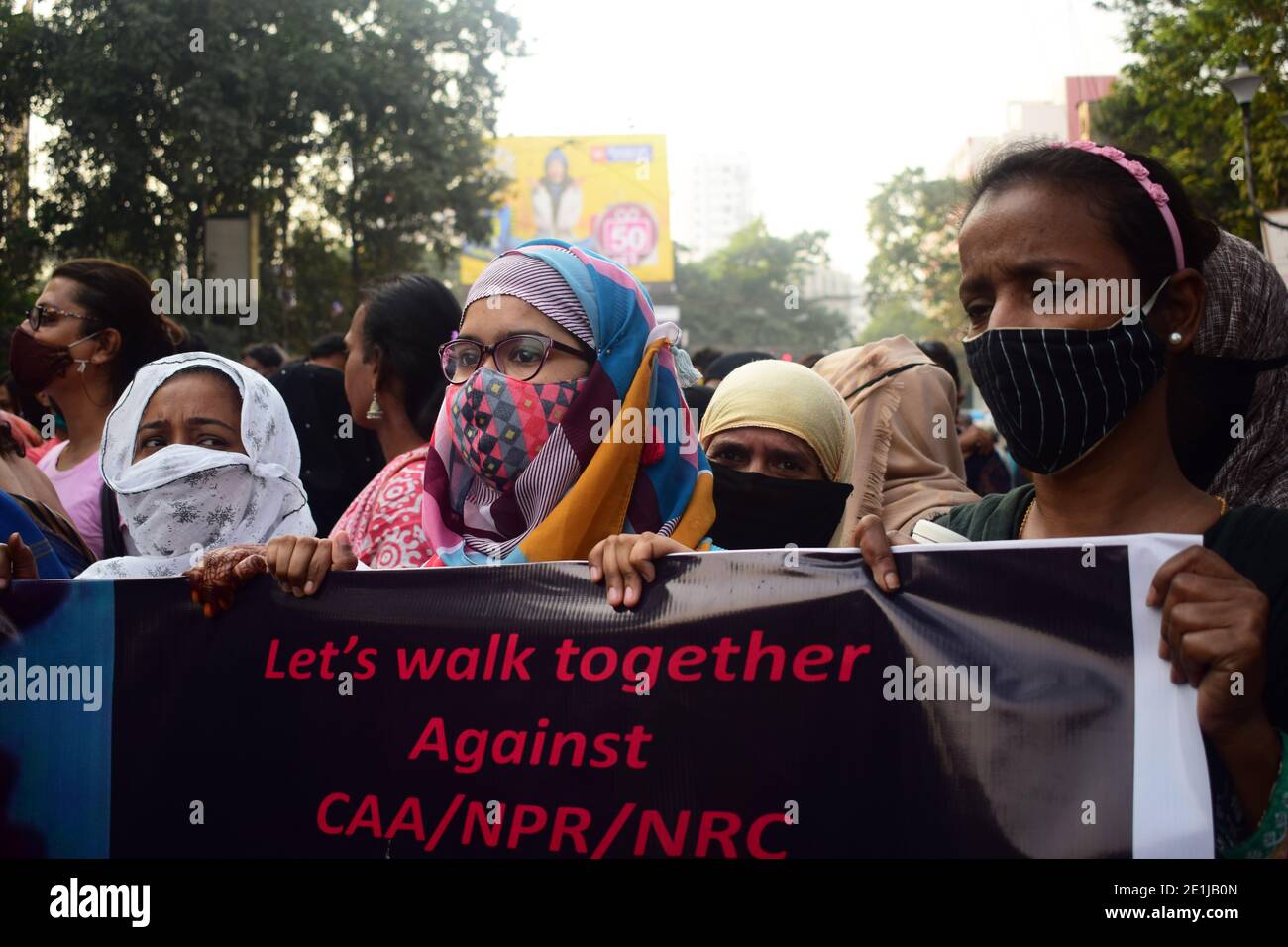 Kolkata, Westbengalen, Indien. Januar 2021. Vor einem Jahr versammelten sich an diesem Tag Frauen aus allen Glaubensrichtungen im Park Circus Maidan in Kalkutta und begannen einen kontinuierlichen friedlichen Protest gegen die Verabschiedung des Gesetzes über die Änderung der Staatsbürgerschaft (CAA), des nationalen Bürgerregisters (NRC) und des nationalen Bevölkerungsregisters (NPR) durch die indische Regierung. Am ersten Jahrestag dieses Protests, Menschen von Kalkutta wieder für den Protest gegen diese drei Handlungen, Inhaftierung von Studenten Führer und andere Demonstranten, neu verabschiedet Farm Bill, die Schäden an den armen Bauern in Indien verursachen kann. Viele Perso Stockfoto