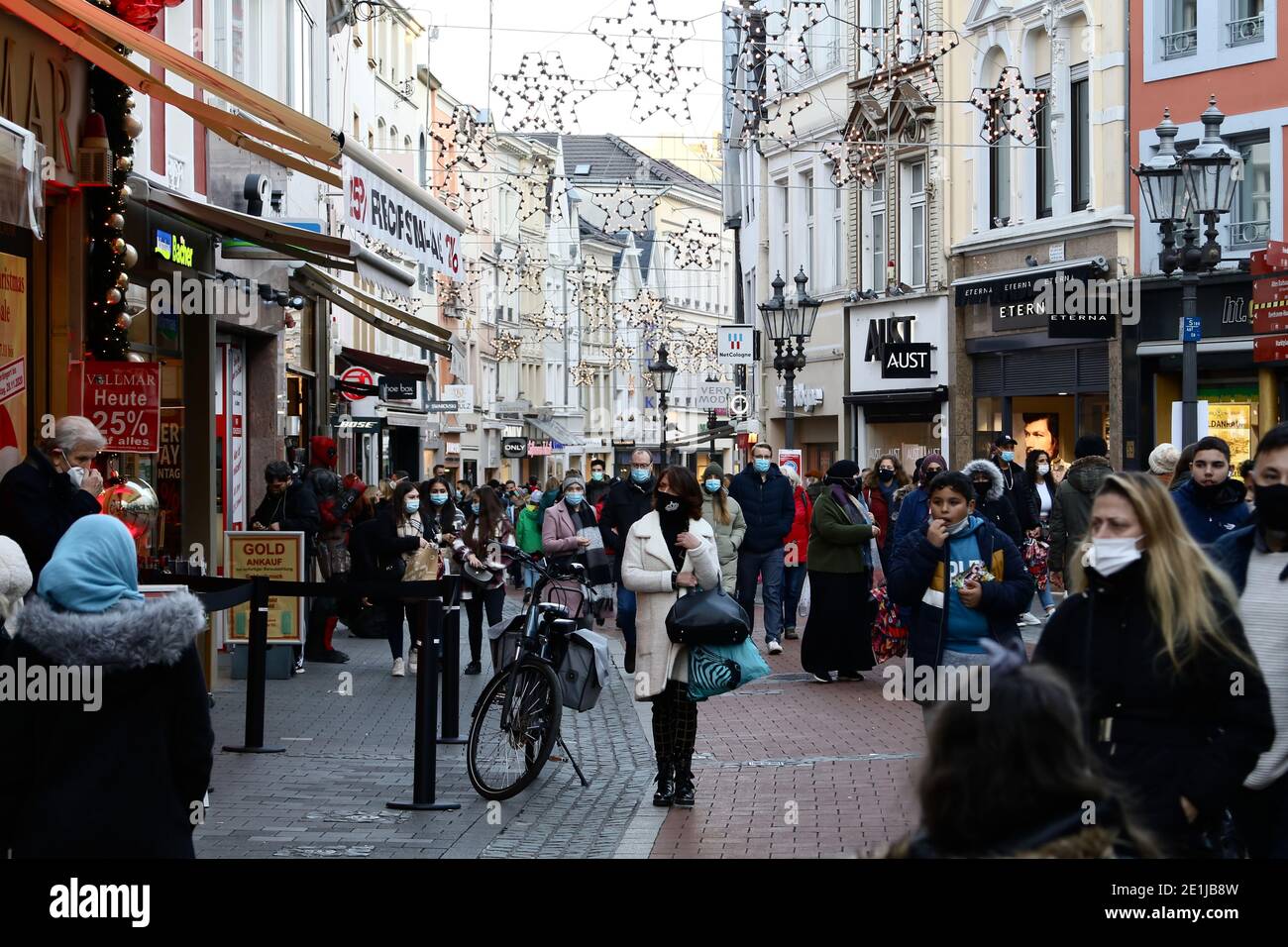 Massen in der Innenstadt von Bonn am 28. November. 2020, der letzte Tag der Lichtsperre und vor der totalen Abschaltung. Stockfoto