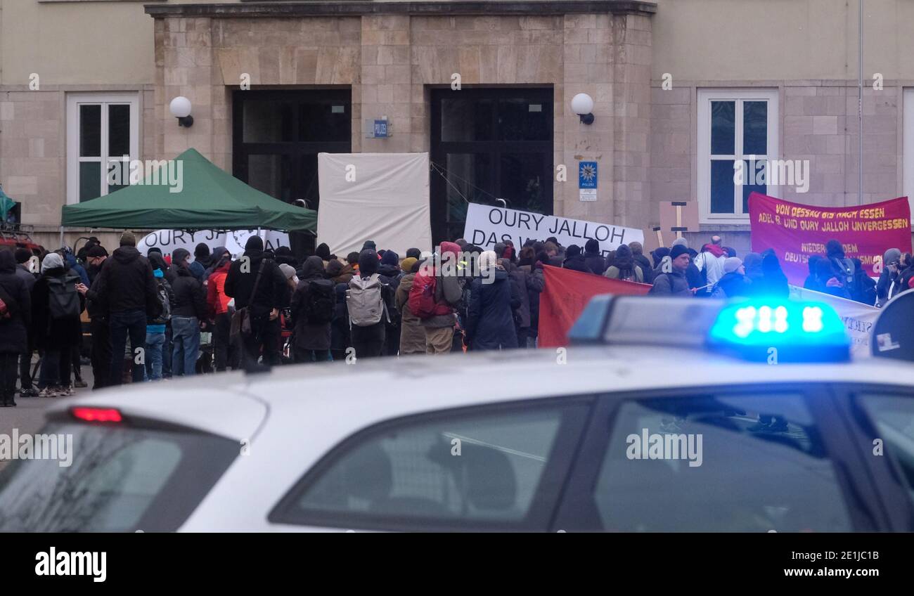 Dessau, Deutschland. Januar 2021. Die Teilnehmer einer Demonstration zum Gedenken an Oury Jalloh versammeln sich vor der Polizeistation. Der Asylbewerber aus Sierra Leone war 2005 in einer Polizeizelle unter ungeklärten Umständen gestorben. Quelle: Sebastian Willnow/dpa-Zentralbild/dpa/Alamy Live News Stockfoto