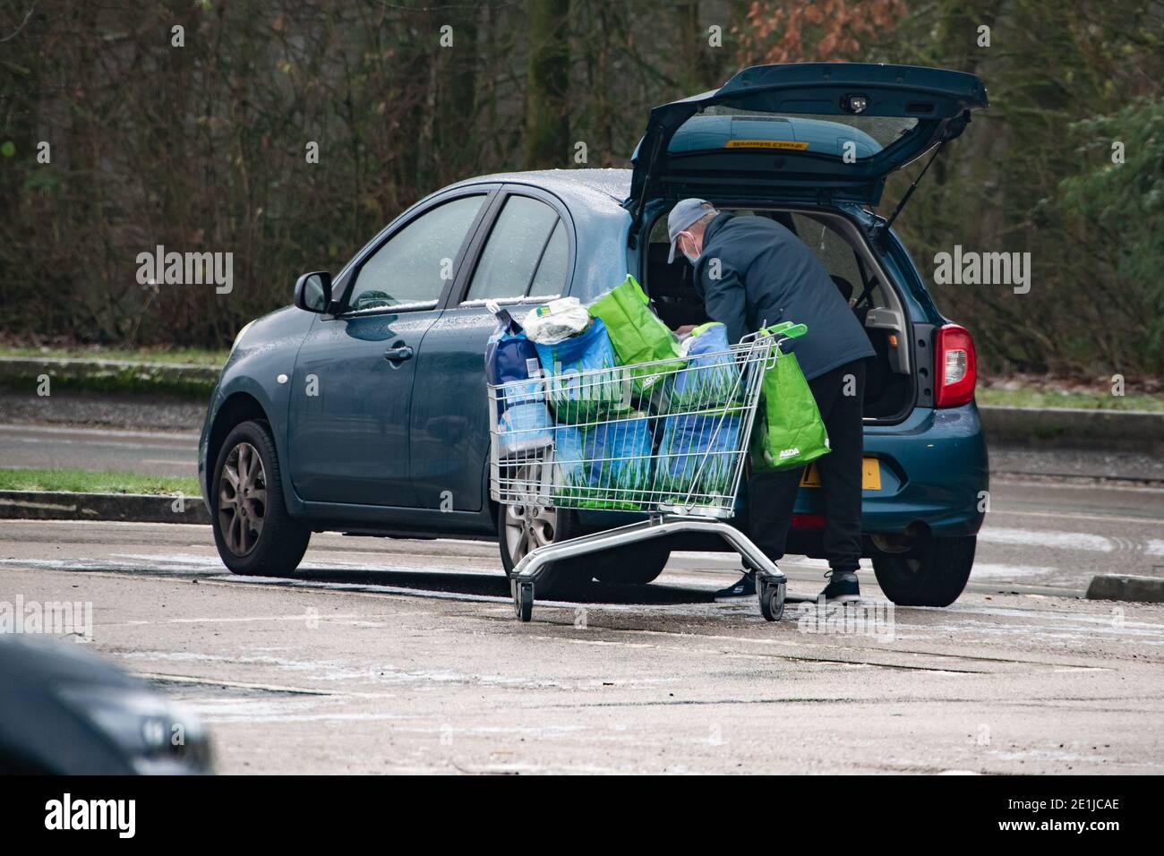 Preston, Lancashire, UK 7. Januar 2021 EIN Shopper im Fulwood ASDEin Supermarkt lädt sein Auto an einem kalten Wintermorgen, Preston, Lancashire. Credit John Eveson/Alamy Live News. Stockfoto
