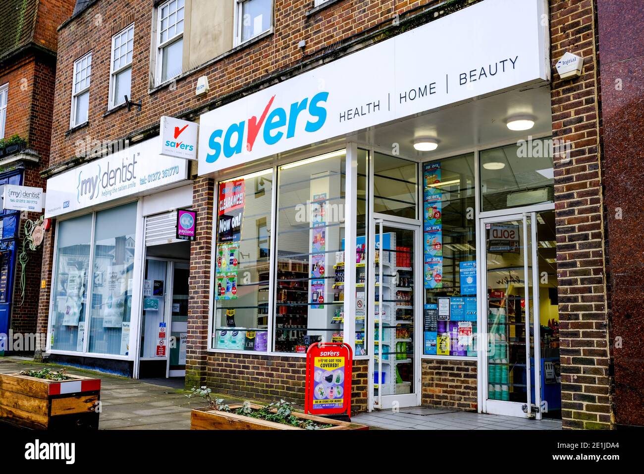 Leatherhead Surrey, London UK Januar 07 2021, High Street brach of Retail Discount Chain Stores Savers With No People Stockfoto