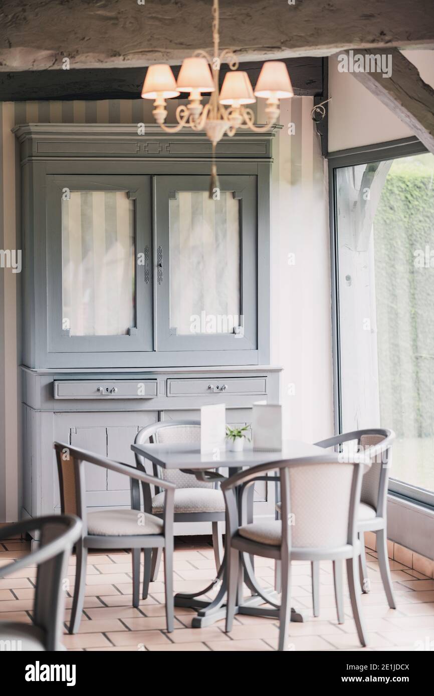 Vintage graue Möbel in einem französischen Restaurant Stockfoto